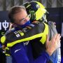 15 Tahun Bersama, Ini Pelukan Emosional Valentino Rossi dengan Lin Jarvis