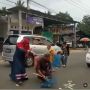 Video Viral Pengendara Mobil Sebar Uang di Jalan, Disambut Warga Girang