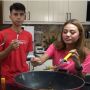Ketemu Aurel Hermansyah, Dimas 'Kembaran' Raffi Ahmad Buat Masakan Spesial