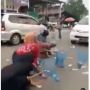 Heboh! Orang Bagikan Uang Lewat Kaca Mobil, Warganet: Enggak Ada Akhlak