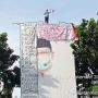Kembali Bikin Heboh, Kali Ini Agustinus Bawa Bensin di Atas Papan Reklame