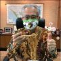Jadi Sorotan Warganet, Dubes Jepang Pakai Masker Gambar Spanduk Pecel Lele