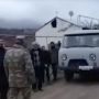 Tentara Azerbaijan Bahu-membahu Bantu Warga Armenia ke Tempat Pengungsian
