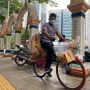 Gegara Pandemi, Lulusan Teknik Mesin Ini Jualan Teh Keliling Naik Sepeda