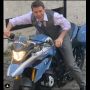 Bagaimana Rasanya Dibangunkan Tom Cruise Pakai Deru Motor Seksi?