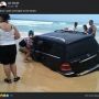 Nekat Parkir di Bibir Pantai, Mobil Mewah Ini Nyaris Ditelan Bumi