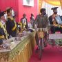 Salut! Mahasiswa Ini Wisuda Drive Thru Pakai Becak Dayung