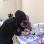 Desainer Ajarkan Warga Menjahit, Bisa Jadi Penghasilan Tambahan!