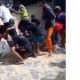 Viral Warga Jarah Pakan Ternak dari Truk Terguling, Warganet: Miskin Moral