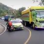 Detik-detik Mobil Seruduk Motor di Tikungan Tajam karena Salip Truk Besar
