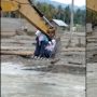 Masya Allah, Anak SMA Ini Sebrangi Sungai dengan Ekskavator demi Sekolah
