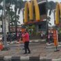 Sepi Gegara Pandemi, Pegawai McDonalds Joget di Jalan Demi Gaet Pelanggan