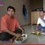 Naik Sepeda Motor, Raffi Ajak Dimas Makan Nasi Padang Bareng di Kos-Kosan