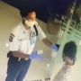 Gagal Fokus! Satpam Semprot Mata Pemuda Pakai Hand Sanitizer