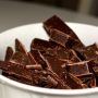 Sudah Habis Setengah Batang, Wanita Stop Makan Cokelat Usai Nemu 'Kejutan' di Dalam