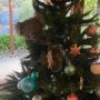 Kaget Saat Masuk Rumah, Wanita Ini Lihat Koala Nangkring di Pohon Natal