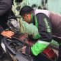Aksi Ojol Ini Bikin Hati Pemotor Terenyuh, Terungkap Ini Dia Alasannya