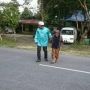 Momen Nenek-nenek Dibantu Nyeberang Jalan, Ujungnya Tak Terduga