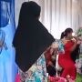 Biduan Duduk di Pangkuan Pengantin Pria saat Resepsi, Bikin Publik Emosi