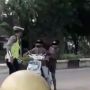 Bocah Ngamuk Tak Terima Ditilang, Nyaris Banting Motor di Depan Polisi