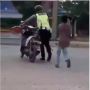 Tak Terima Ditilang, Bocah Ini Ngamuk dan Banting Motornya Sendiri