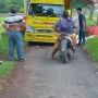 Potret Truk Nekat Lewat Jalan Kampung Bikin Geger, Endingnya Mengenaskan