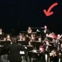Viral Video Pemain Orkestra Lakukan Hal yang Menyakitkan Waktu Perform