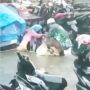 Rela Hujan-hujan, Aksi Ustaz Borong Dagangan Seorang Nenek Bikin Terharu