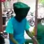 Demi Nyoblos di TPS, Bapak-bapak Rela Pakai Kresek karena Tak Punya Masker