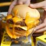 Meleleh di Mulut, Restoran Ini Jual Burger Disiram Saus Keju Melimpah Ruah