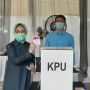 Wali Kota Tangsel Airin Nyoblos di TPS 24 Sutera, Didampingi Putranya