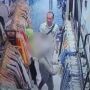 Bejat! Pria Colek Payudara Wanita Berhijab di Toko Pakaian, Terekam CCTV