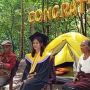 Waduh! Gegara Sulit Internet, Mahasiswi Flores Ini Terpaksa Wisuda di Kebun