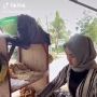 Tampil Modis dan Punya Senyum Manis, Penjual Gorengan Cantik Ini Viral