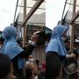 Aksi Emak-emak Heboh Nonton Penghitungan Suara