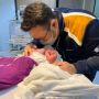 Dokter Muslim Azankan Bayi Baru Lahir Sebab Ayahnya Meninggal Positif COVID