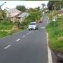 Viral Video Mobil Jalan Zigzag Tuai Kecaman, Endingnya Apes