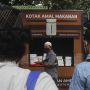 Berbagi Makanan Gratis Melalui Kotak Amal Raksasa