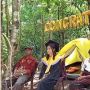Keren! Tak Ada Sinyal di Rumah, Mahasiswi Flores Ini Wisuda Online di Hutan