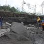 Warga Kunjungi Bekas Erupsi Gunung Semeru