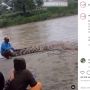 Viral Buaya Besar Jadi Tontonan Warga, Netizen Ngeri: Bukan Boneka Itu Om