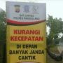 6 Rambu Lalu Lintas Ini Bikin Pengguna Jalan Geleng-Geleng Kepala, Kreatif!