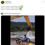 Aksi Cuci Motor Pakai Ekskavator, Publik: Dosa Mantan di Jok Pasti Hilang