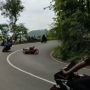 Bergaya bak Pembalap MotoGP, Pengendara Sepeda Motor ini Malah Terjatuh