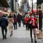 Tanpa Jaga Jarak, Ratusan Warga London Berburu Pernak-pernik Natal