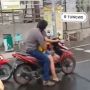 Viral Aksi Sejoli Mesum di Atas Motor, Warganet: Zina On The Road!
