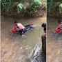 Viral Video Pria 'Mandikan' Sepeda Motor di Sungai, Publik: Kelewat Pintar