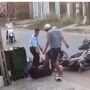 Aksi Brutal Pria Hajar Pemotor yang Tabrak Dirinya, Kepala Sampai Diinjak