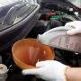 Wajib Tahu, Ini Kerugian Jika Ganti Pelumas Mobil Sendiri