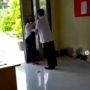 Diduga Oknum Camat Cekik Leher Staf Wanita, Video Viralnya Banjir Hujatan